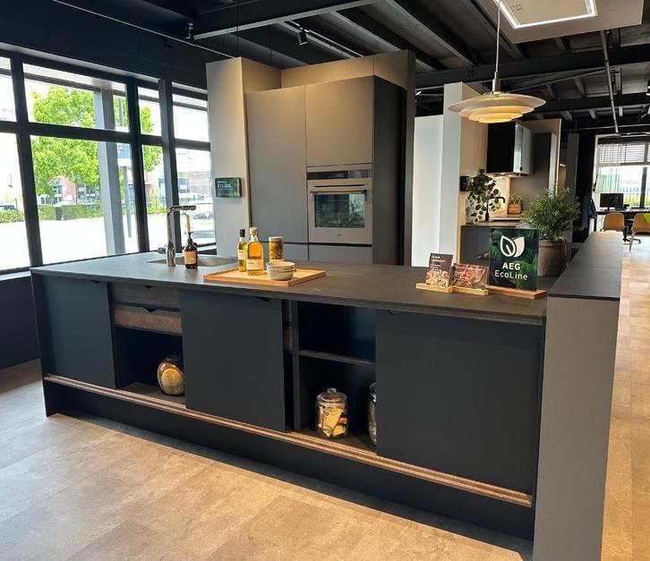 Kvik showroomkeuken Prato Black, incl. apparatuur, Huis en Inrichting, Keuken | Complete keukens, Nieuw, Hoekkeuken, Zwart, Overige materialen