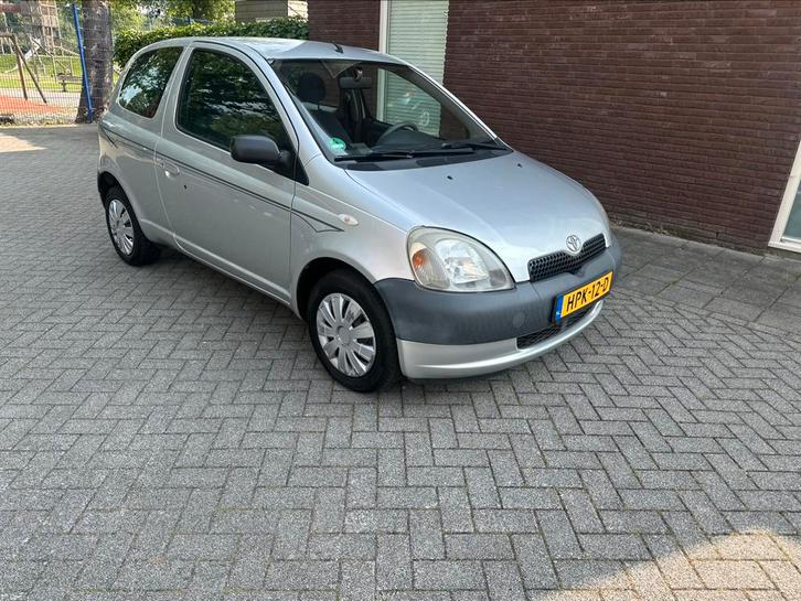 Toyota Yaris 2002 Grijs nieuwe APK nieuwstaat, Auto's, Toyota, Particulier, Yaris, Boordcomputer, Radio, Benzine, Coupé, Handgeschakeld