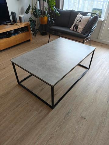 Grijzen blad, zwart metalen frame salontafel  beschikbaar voor biedingen
