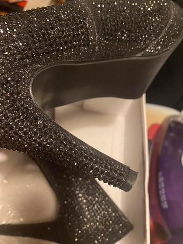 Prachtige zwarte pumps met glitters.Maat 39 beschikbaar voor biedingen