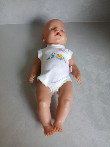 Veel poppenkleding en spullen onder andere van Baby Born beschikbaar voor biedingen