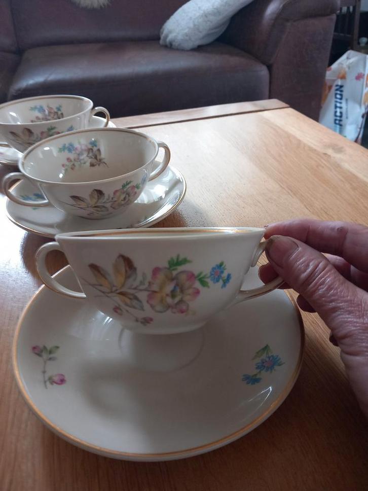 5 kop en schoteltjes/soepkom met 2 oortjes, Antiek en Kunst, Antiek | Servies compleet, Ophalen