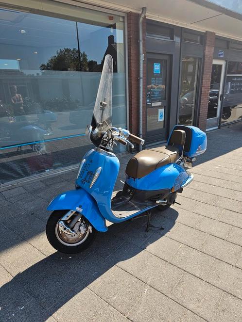 Mooie blauwe retro scooter, Fietsen en Brommers, Snorfietsen en Snorscooters, Zo goed als nieuw, Benzine, Ophalen