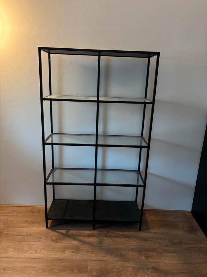 Ikea VITTSJÖ Stellingkast Zwartbruin/Glas, Huis en Inrichting, Kasten | Boekenkasten, Zo goed als nieuw, 100 tot 150 cm, 150 tot 200 cm