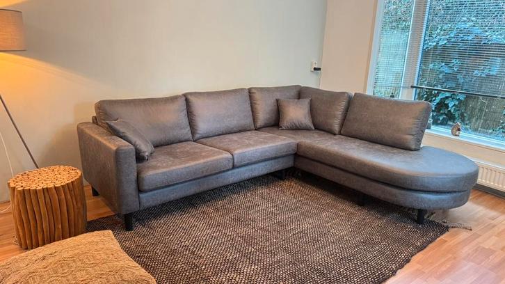 NIEUW taupe / antraciet hoekbank • 247 x 222 cm • suede look, Huis en Inrichting, Banken | Complete zithoeken, Zo goed als nieuw