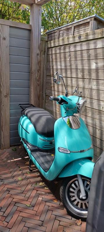 Elektrische mintgroene scooter Tinbot F 10 beschikbaar voor biedingen