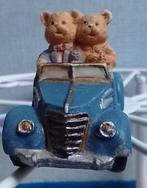 Miniatuur beeldje van twee beren in een blauwe auto, Verzamelen, Ophalen of Verzenden, Zo goed als nieuw, Beeldje, Overige merken