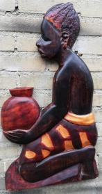 Afrikaanse dame met kruik. Wanddecoratie in reliëf. 65x37 cm, Zo goed als nieuw, Ophalen