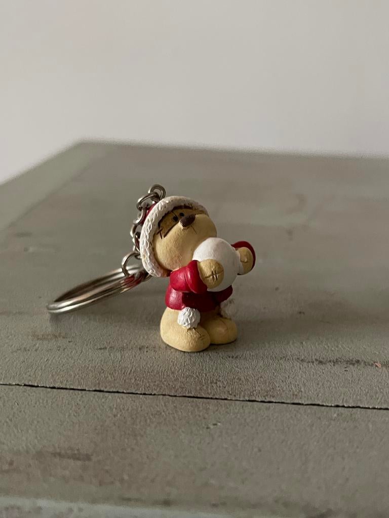 Sleutelhanger beertje met sneeuwbal en kerstpakje, Verzamelen, Ophalen of Verzenden, Zo goed als nieuw, Knuffel of Figuurtje