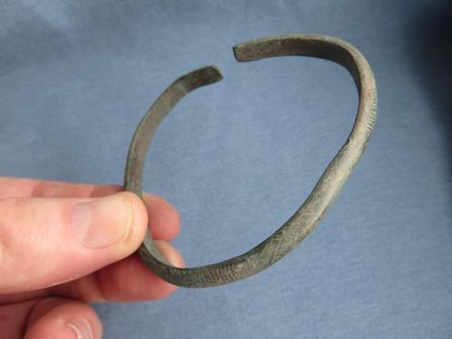 Armband uit de bronstijd - ca. 2700 jaar oud - bodemvondst, Sieraden, Tassen en Uiterlijk, Antieke sieraden, Armband, Brons, Ophalen of Verzenden