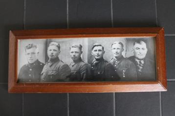 Foto in lijst, Vader met zonen, Belgische soldaten, WO2. beschikbaar voor biedingen