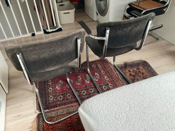Set eetkamerstoelen beschikbaar voor biedingen