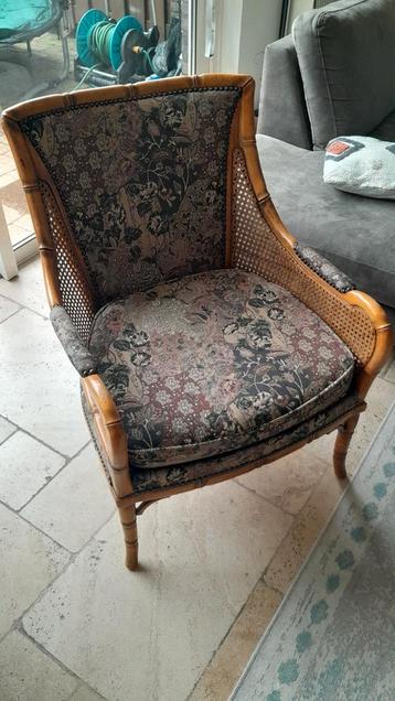 Mooie antieke stoel van hout en tekstiel beschikbaar voor biedingen