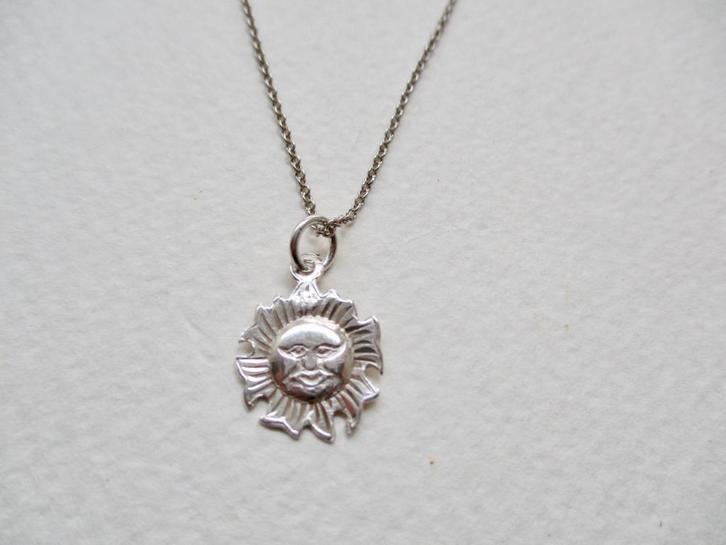 Zilveren ZON hangertje met een gezichtje 925 zilver, Sieraden, Tassen en Uiterlijk, Kettinghangers, Zo goed als nieuw, Zilver