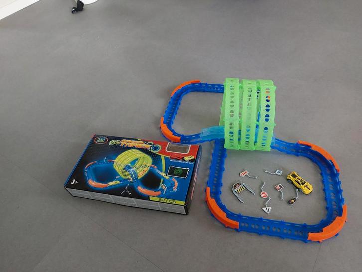 Glow in the Dark Racebaan - 62 Stuks, Kinderen en Baby's, Speelgoed | Racebanen, Zo goed als nieuw, Racebaan, Handmatig, Overige merken