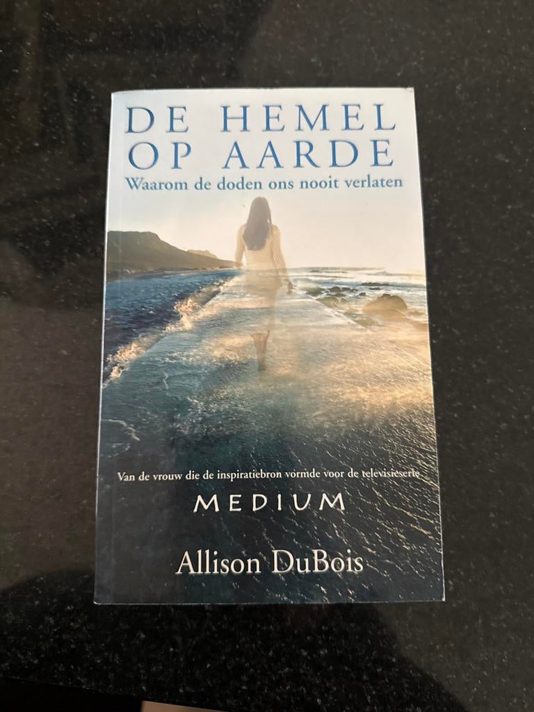 De Hemel op Aarde - Allison DuBois, Boeken, Ophalen of Verzenden, Zo goed als nieuw, Ziel of Sterfelijkheid, Achtergrond en Informatie