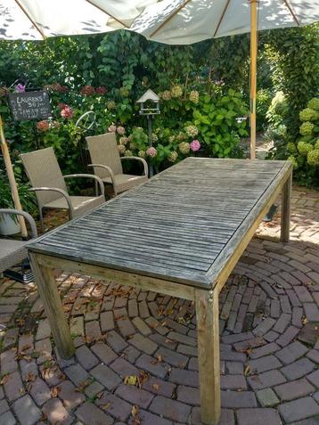 grote tuintafel beschikbaar voor biedingen