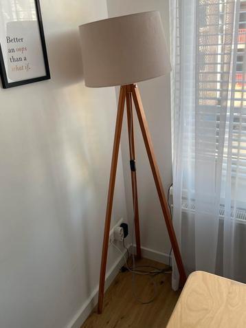 Vloerlamp standlamp beschikbaar voor biedingen
