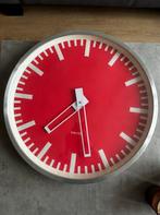 Grote ronde rode klok. Diameter 60cm Karlsonn, Huis en Inrichting, Woonaccessoires | Klokken, Ophalen, Zo goed als nieuw, Wandklok