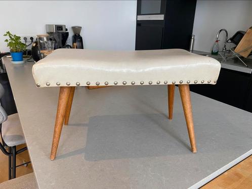 Vintage voetenbankje / krukje jaren ‘50 beige imitatieleer, Huis en Inrichting, Banken | Voetenbanken en Poefen, Gebruikt, Minder dan 50 cm