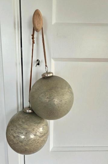 2 grote kerstballen aan leren koord beschikbaar voor biedingen