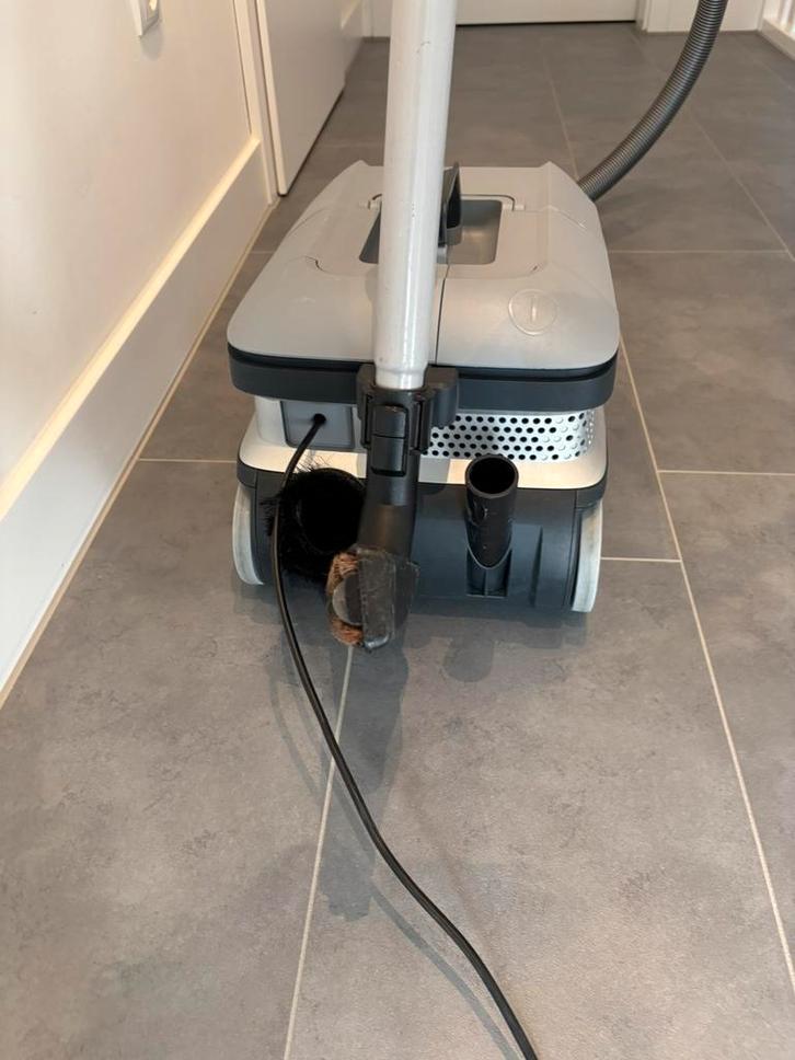 Nilfisk stofzuiger vp600 pro, grijs van kleur., Witgoed en Apparatuur, Stofzuigers, Zo goed als nieuw, Stofzuiger, Minder dan 1200 watt