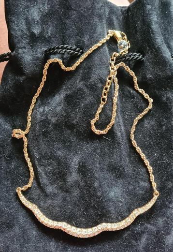 Swarovski collier met veel kristallen op goudkleurige basis beschikbaar voor biedingen