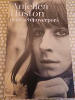 Anjelica Huston - In de schijnwerpers, Ophalen of Verzenden, Gelezen, Anjelica Huston, Film, Tv en Media