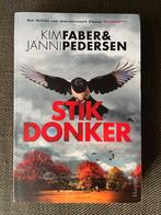 Kim Faber & Janni Pedersen - Stikdonker. (2022), Ophalen of Verzenden, Zo goed als nieuw, Kim Faber & Janni Pedersen