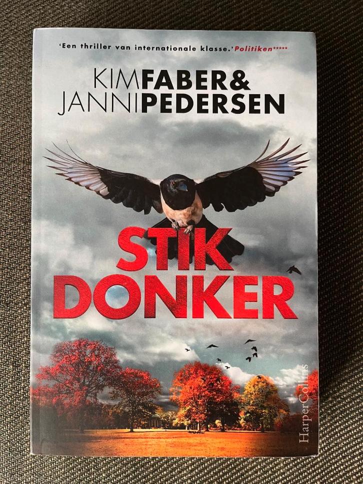 Kim Faber & Janni Pedersen - Stikdonker. (2022), Boeken, Detectives, Zo goed als nieuw, Ophalen of Verzenden