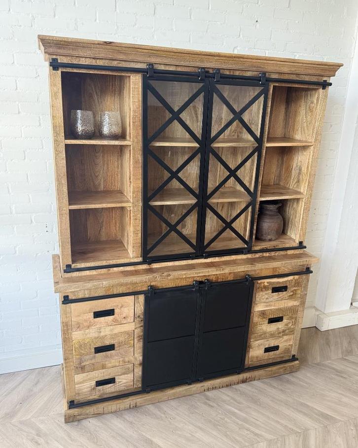 Magazijn Leegverkoop Vitrinekast Lotte mangohout metaal zwar, Huis en Inrichting, Kasten | Buffetkasten, Nieuw, 200 cm of meer