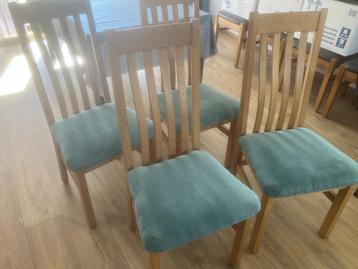 4 Eetkamerstoelen beschikbaar voor biedingen