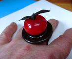 Aparte ring zwart schijfje grote rode kraal rubber bandje, Kunststof, Gebruikt, Verzenden, 17 tot 18