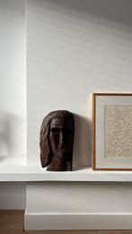 Houten sculptuur van een vrouwenhoofd, Ophalen