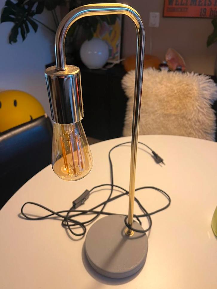 Interstil Tafellamp - Strak Design met Betonvoet, Huis en Inrichting, Lampen | Tafellampen, Gebruikt, Metaal, Ophalen