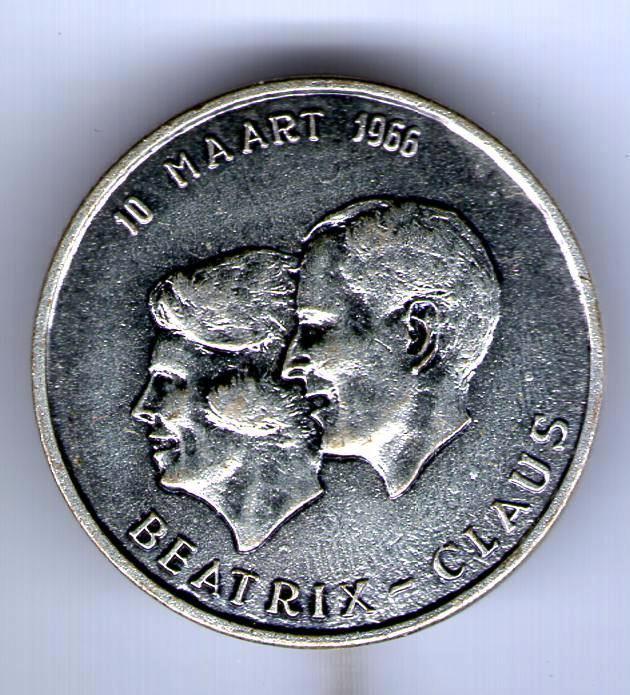 10 maart 1966 Beatrix en Claus zilverkl speldje ( K_006 ), Verzamelen, Speldjes, Pins en Buttons, Nieuw, Speldje of Pin, Figuurtje