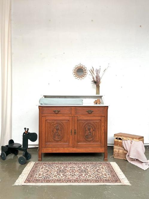 Unieke vintage eikenhouten commode met carrera marmer., Kinderen en Baby's, Kinderkamer | Commodes en Kasten, Zo goed als nieuw