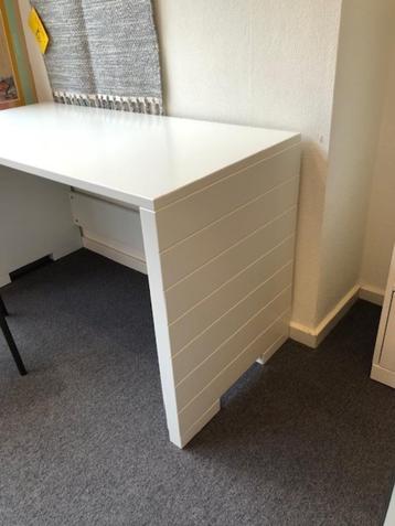 Mooi zwaar en degelijk bureau voor studentenprijs beschikbaar voor biedingen