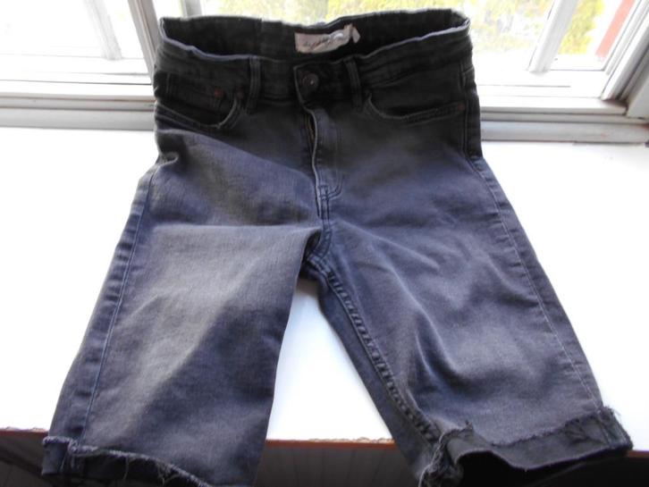 Korte spijkerbroek met rafels van onderen, nu 0.75., Kleding | Dames, Spijkerbroeken en Jeans, Gedragen, W28 - W29 (confectie 36)