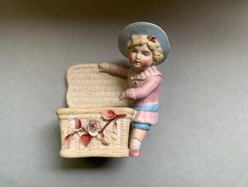 Biscuit porseleinen Jongetje met mand (19e eeuw) beschikbaar voor biedingen