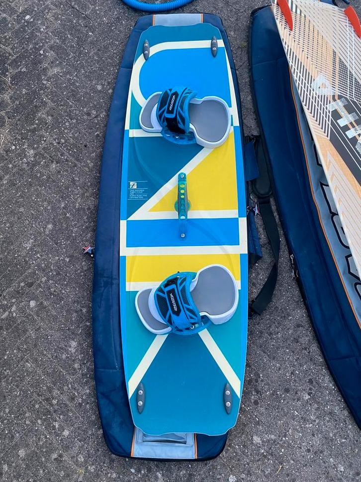 Fone unik 134 x 40.5 cm incl bindingen en boardbag, Watersport en Boten, Kitesurfen, Zo goed als nieuw, Kiteboard, 4 m² of minder