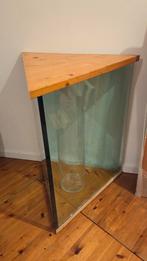 Driehoekige glazen vitrinekast met vaas, Ophalen, Minder dan 50 cm, Gebruikt, Glas