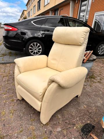 Beige leren relaxstoel/recliner – verstelbaar met voetsteun beschikbaar voor biedingen