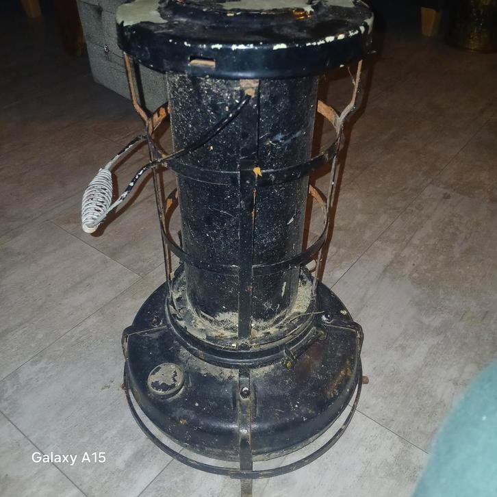 Oude Petroleumkachel - Vrijstaand, Huis en Inrichting, Kachels, Gebruikt, Vrijstaand, Petroleumkachel, Overige brandstoffen, Ophalen