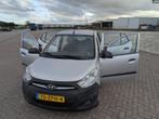 Hyundai i10 1.0 5DR 2013 Grijs 2e Eig. NL auto, Auto's, Hyundai, Voorwielaandrijving, Stof, Zwart, 400 kg