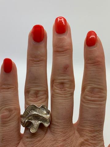 V779 Prachtige zilveren modernist ring maat 19 beschikbaar voor biedingen