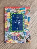 Theezakjes Creatief Hobbyboek isbn 9789038411590, Ophalen of Verzenden, Gelezen, Scrapbooking en Knutselen, Tiny van der Plas, Marianne Periot