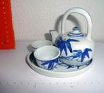 miniatuur theeset theepotje en twee kopjes op dienblad, Ophalen of Verzenden, Zo goed als nieuw