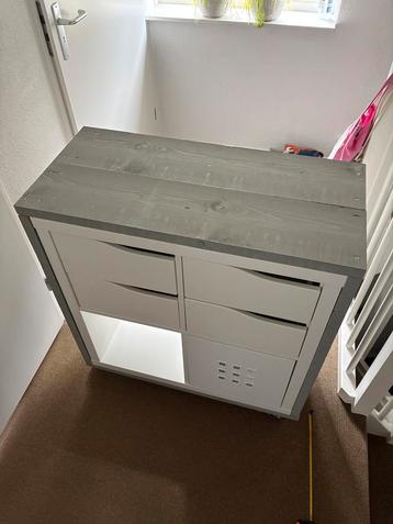 Stoere Ikea kast met houten ombouw