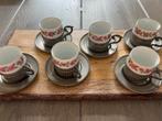 Porseleinen kopjes met rozenmotief en tinnen houder, Ophalen of Verzenden